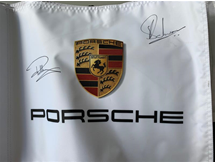 Pin flag υπογεγραμμένο από τους Porsche Golf Ambassadors Paul Casey & Charl Schwartzel