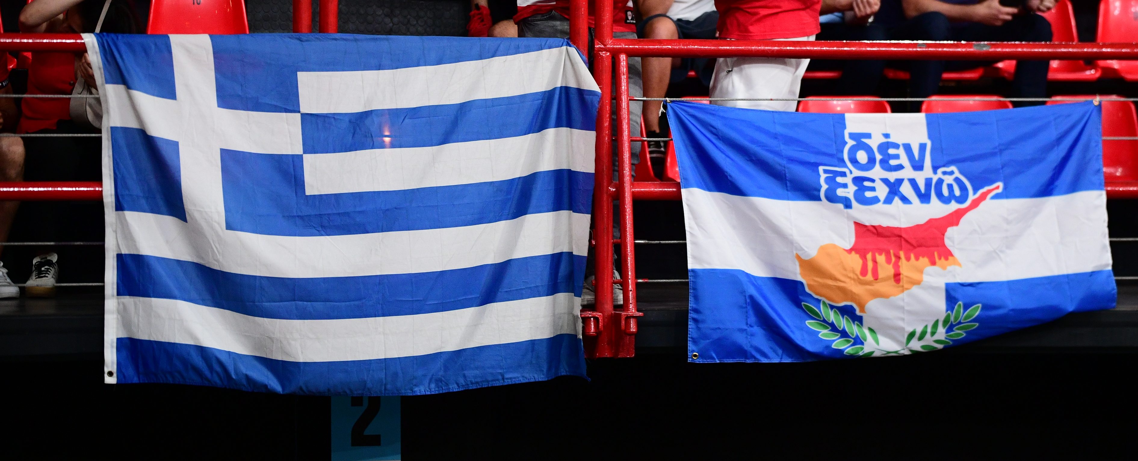 Οι σημαίες της Ελλάδας με την Κύπρο