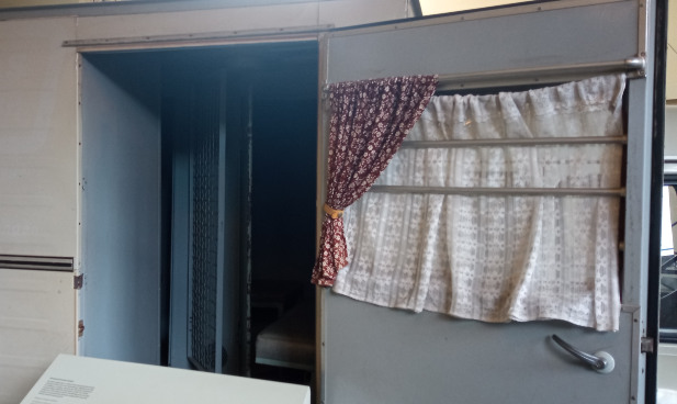 Το εσωτερικό του οχήματος μεταφοράς, στα αριστερί το κελί.