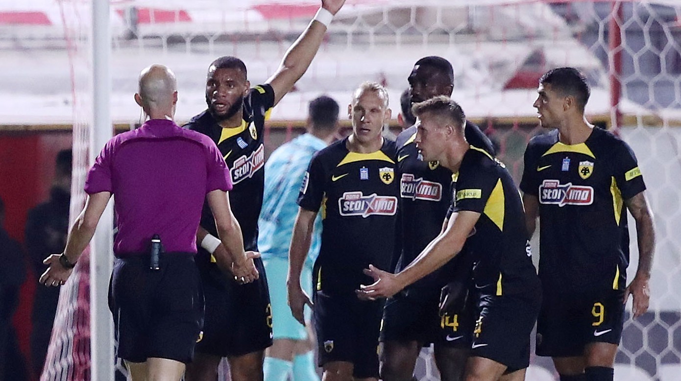 Οι παίκτες της ΑΕΚ διαμαρτύρονται