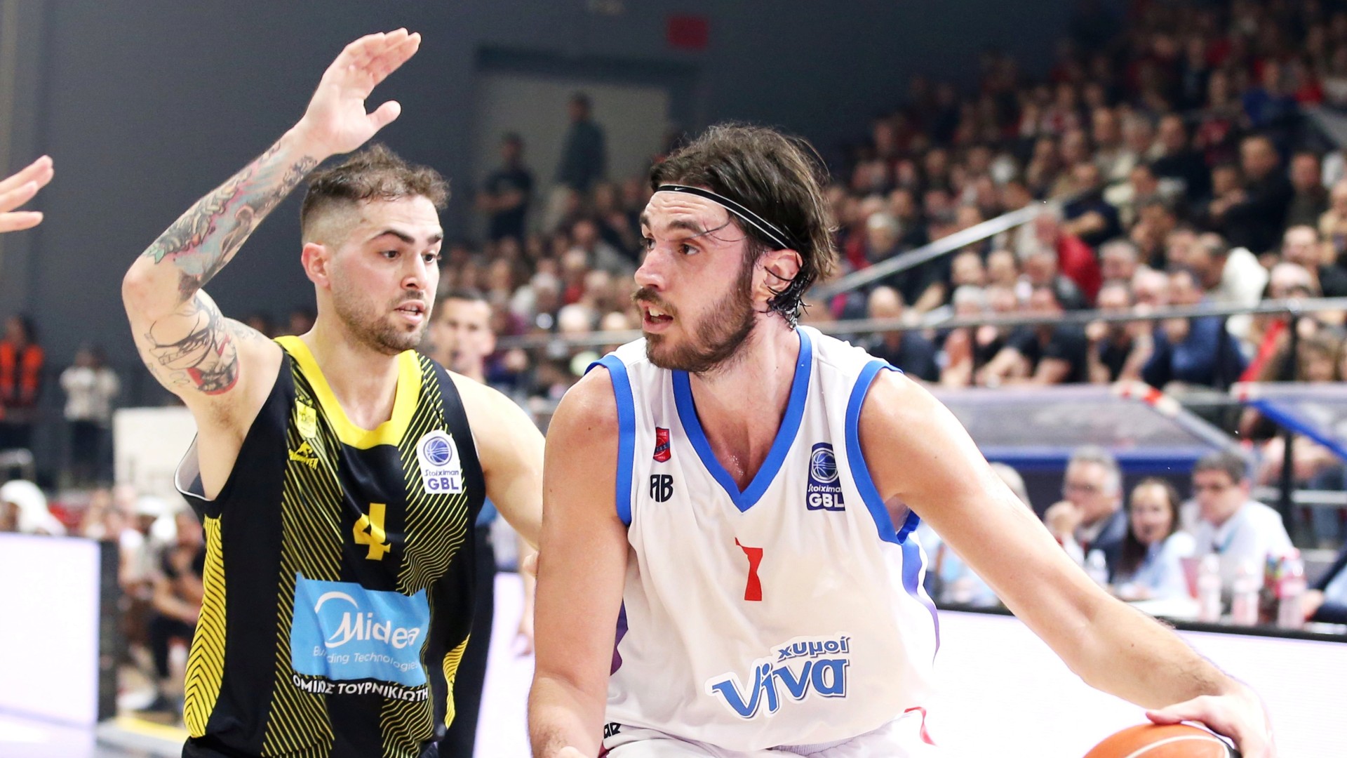 Ο Γιώργος Τσαλμπούρης του Πανιωνίου με τον Τολιόπουλο του Άρη