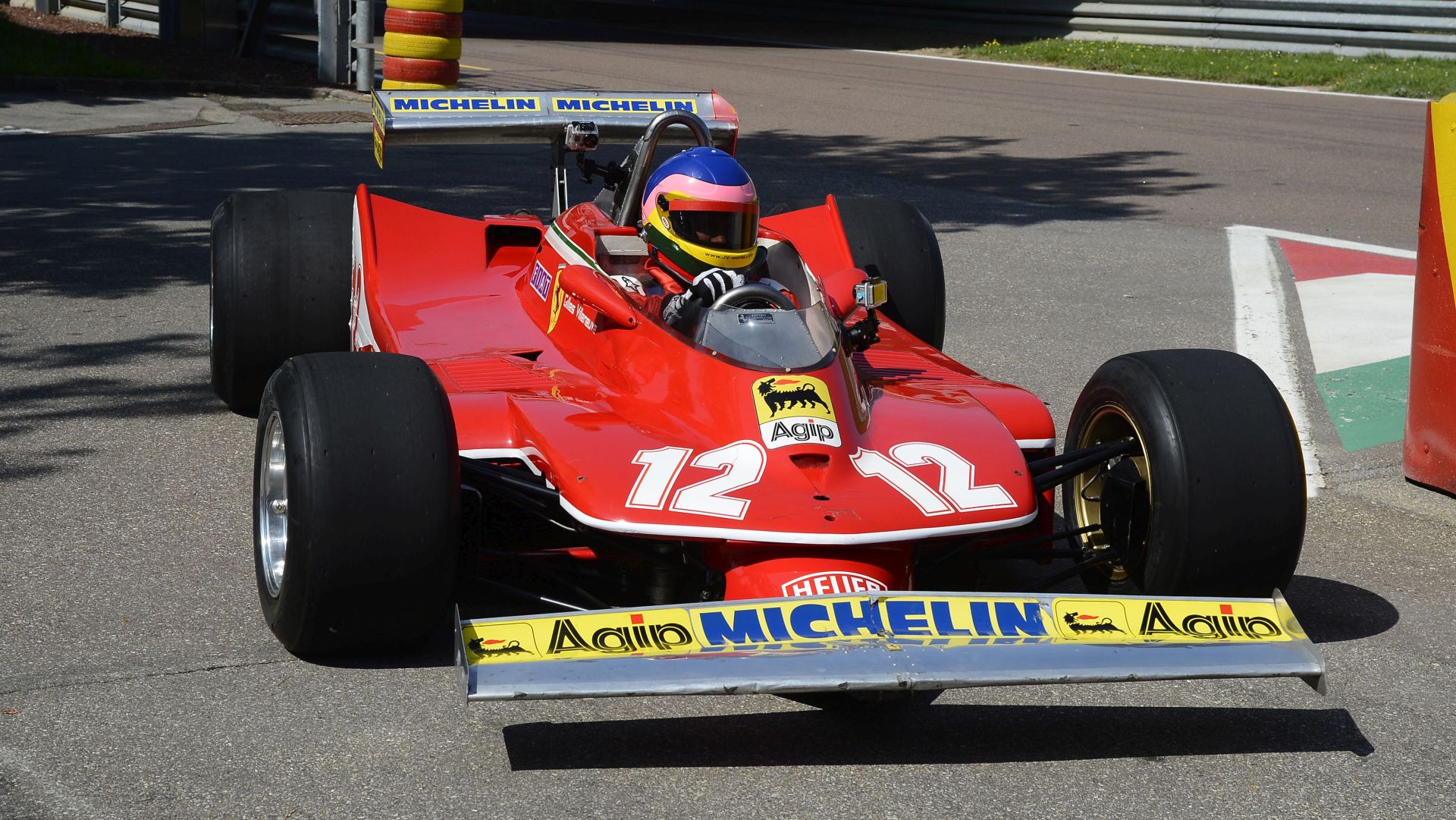 Ο Ζακ Βιλνέβ οδηγεί τη Ferrari του πατέρα του, Ζιλ
