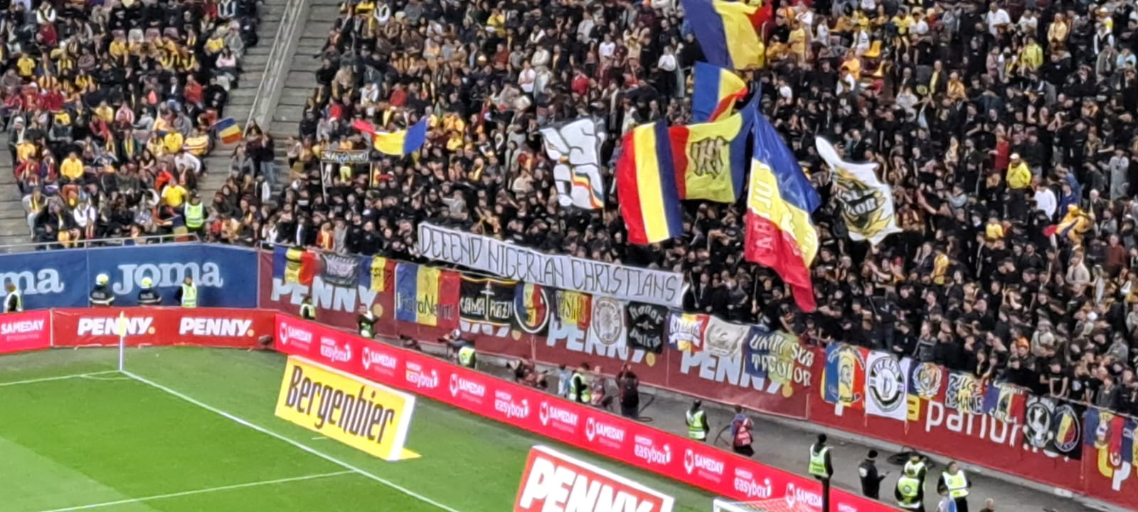 Το πανό που ανάρτησαν οι Ρουμάνοι