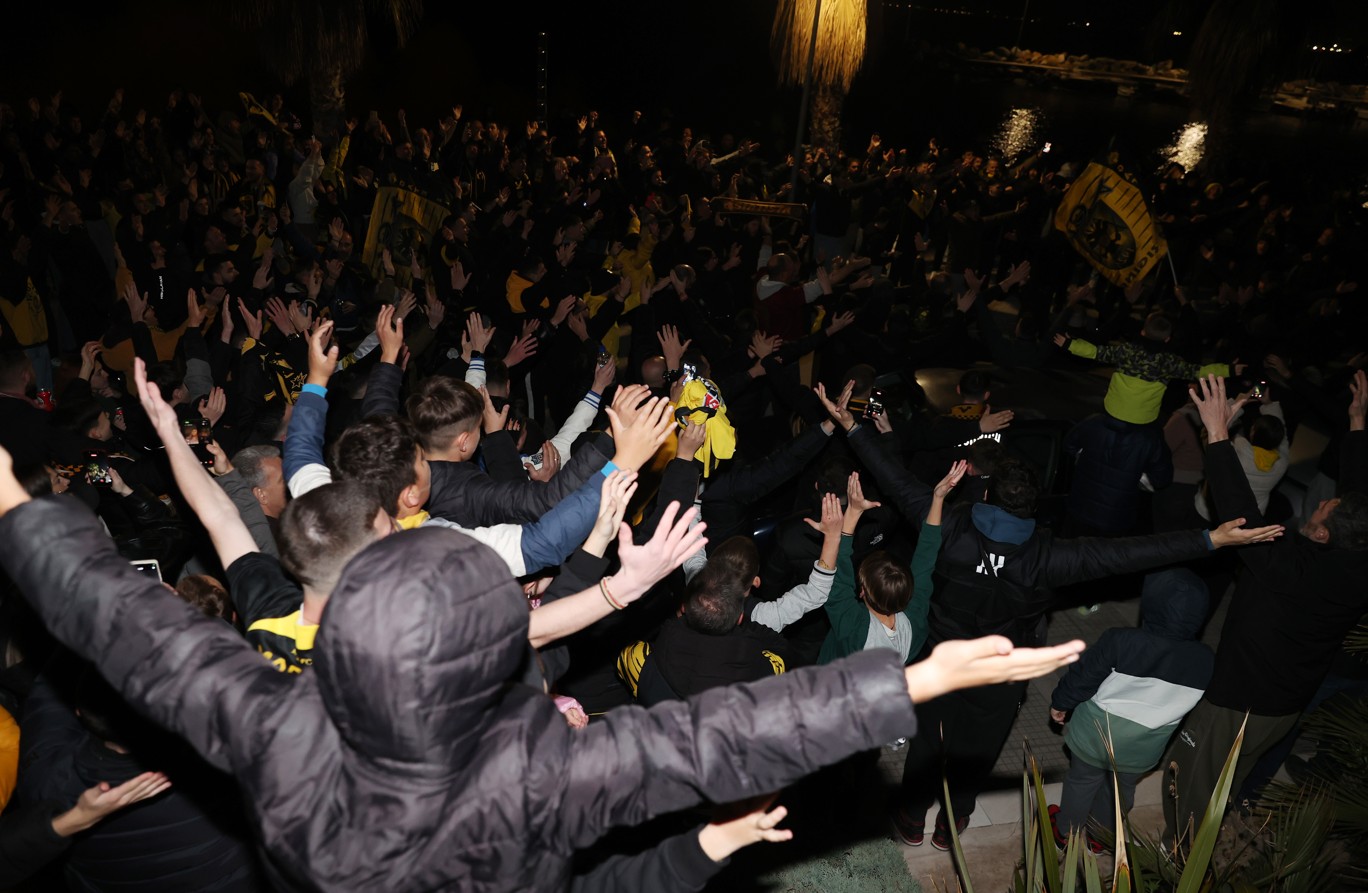 Οι οπαδοί της ΑΕΚ στον Βόλο