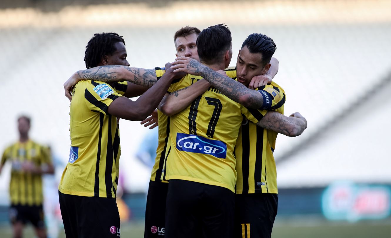 Οι παίκτες της ΑΕΚ πανηγυρίζουν