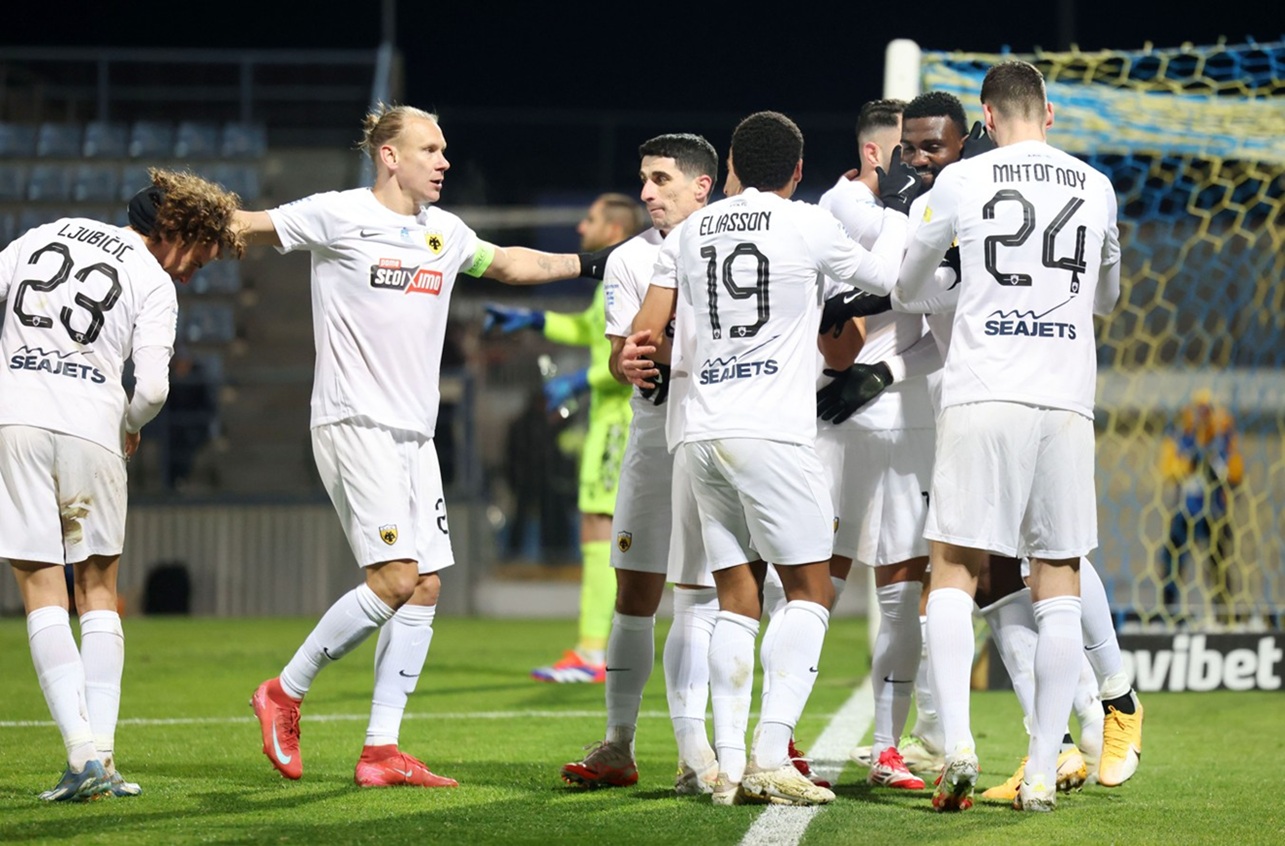 Οι παίκτες της ΑΕΚ πανηγυρίζουν