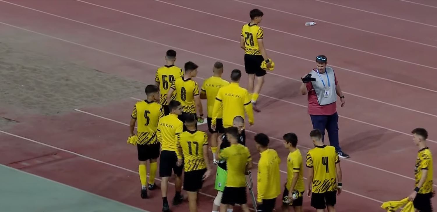 Οι παίκτες της ΑΕΚ αγκάλιασαν τον τραυματία τερματοφύλακα του ΠΑΟΚ