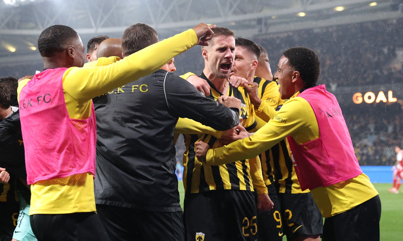 Ο Βάργκα πανηγυρίζει το 1-0 με τον Ολυμπιακό