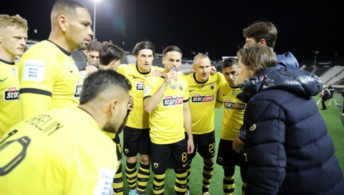 Ο Αλμέιδα με παίκτες της ΑΕΚ