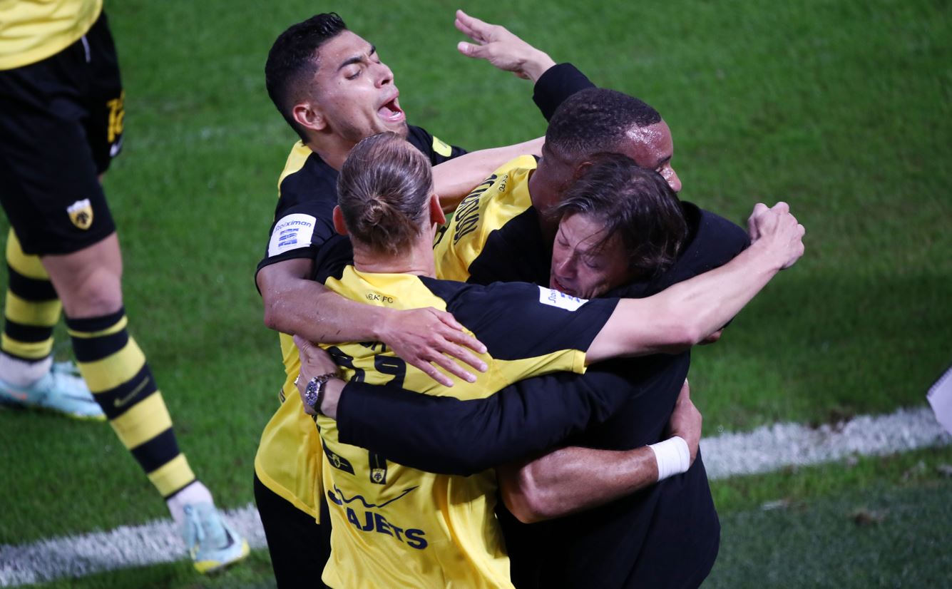 Ο Ματίας Αλμέιδα πανηγυρίζει με τους παίκτες της ΑΕΚ