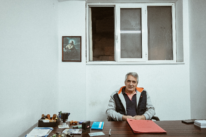 Ο Γιώργος Πλουσής στο γραφείο του.