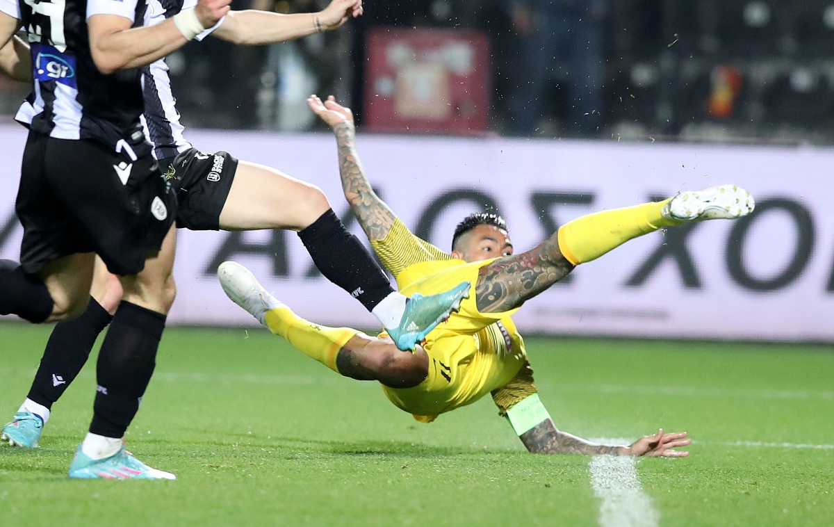 Ο Σέρχιο Αραούχο σκοράρει το γκολ της νίκης στην Τούμπα