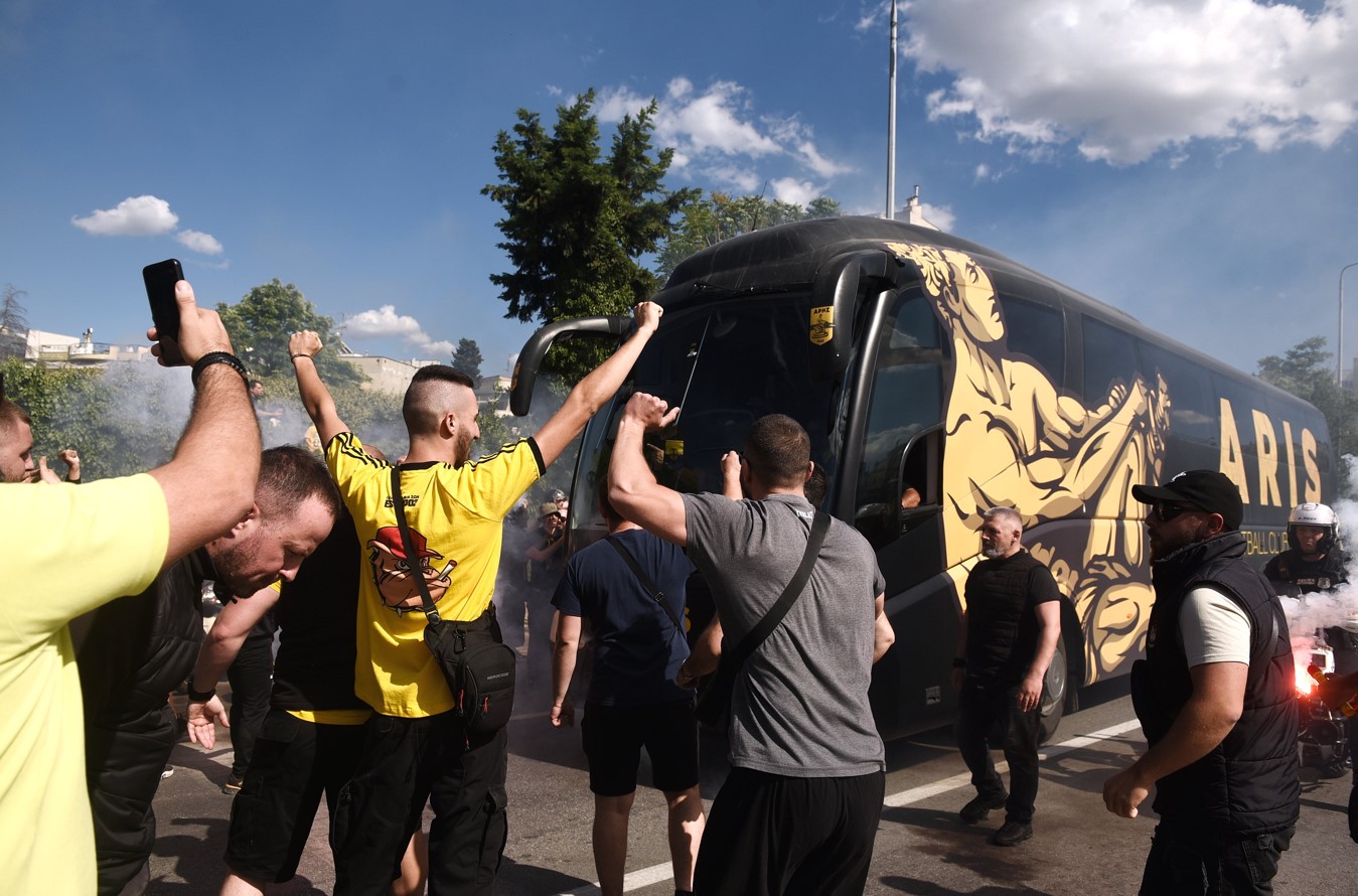 Οπαδοί του Αρη αποθεώνουν την ομάδα