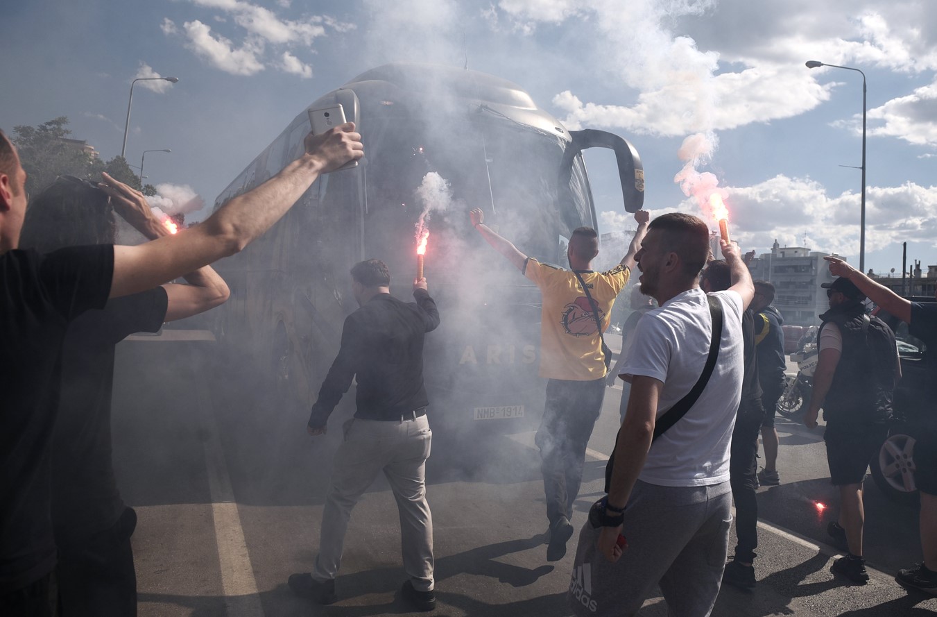 Οπαδοί του Αρη αποθεώνουν την ομάδα