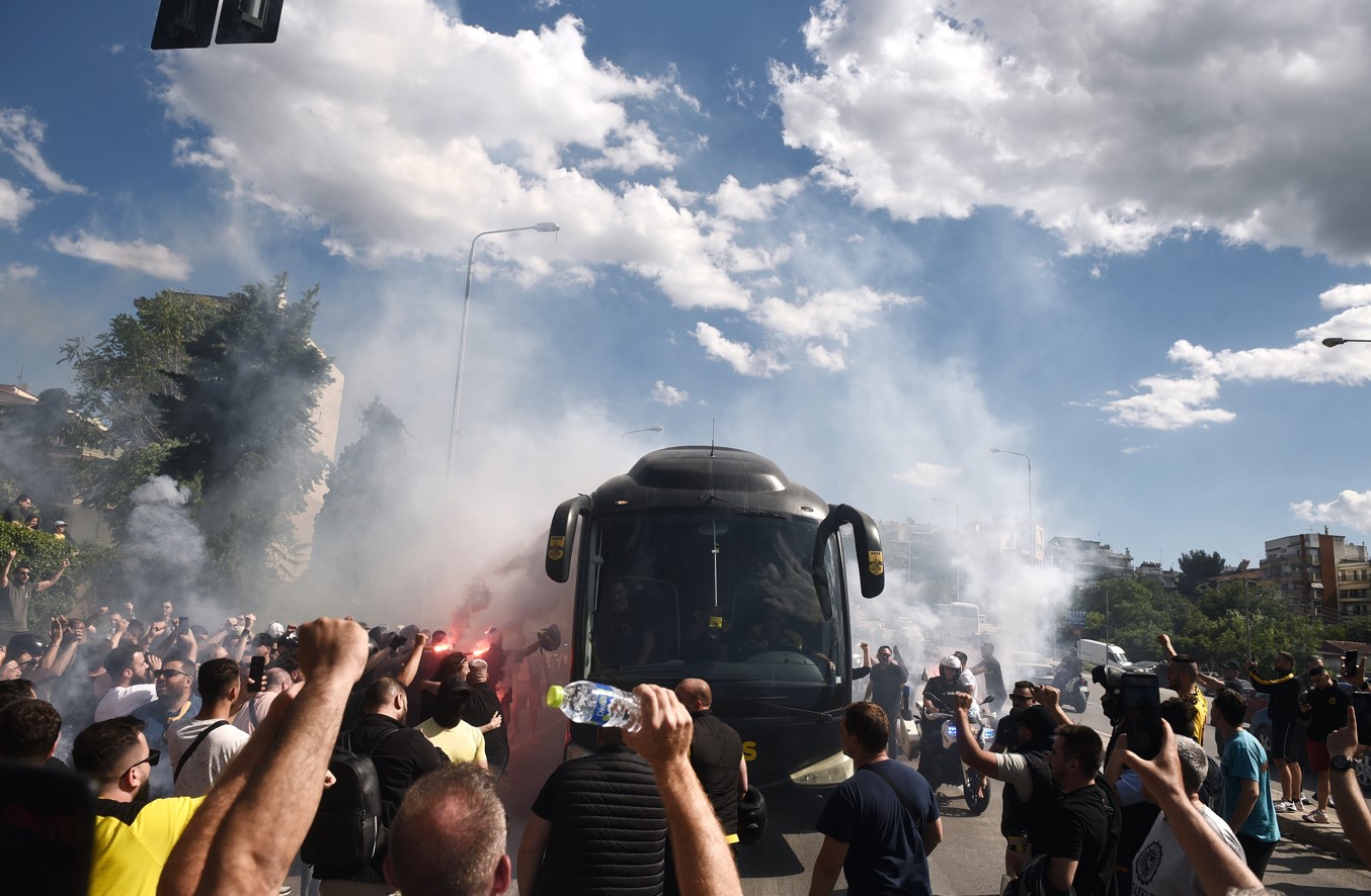 Οπαδοί του Αρη αποθεώνουν την ομάδα