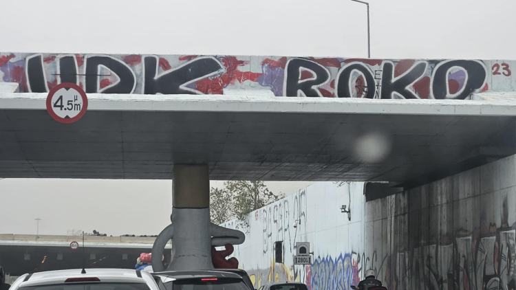 Άρμα καρναβαλιού σφήνωσε σε γέφυρα