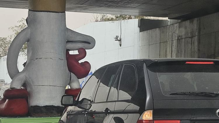 Άρμα καρναβαλιού σφήνωσε σε γέφυρα