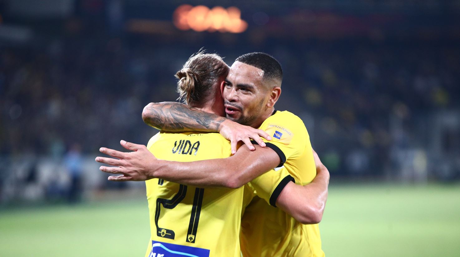 Ο Κάλενς πανηγυρίζει με τον Βίντα