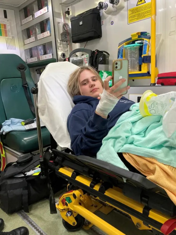 Η Φοίβη Τεσοριέρε στο κρεβάτι νοσοκομείου