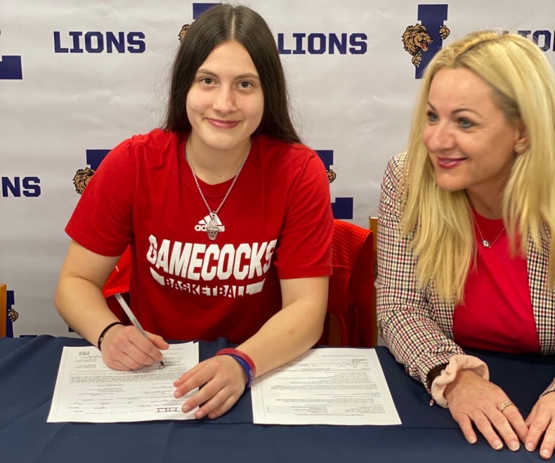 Η Εβελίνα Δαβλάκου