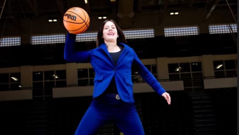 Η Εβελίνα Δαβλάκου