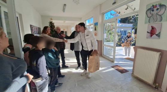 Ο Τάσος Δουβίκας στο Ορφανοτροφείο Βόλου