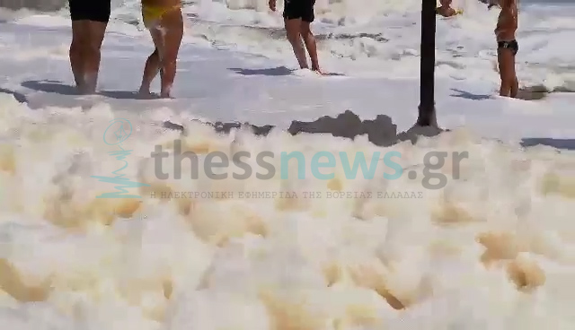 Αφροί σε παραλία στην Χαλκιδική