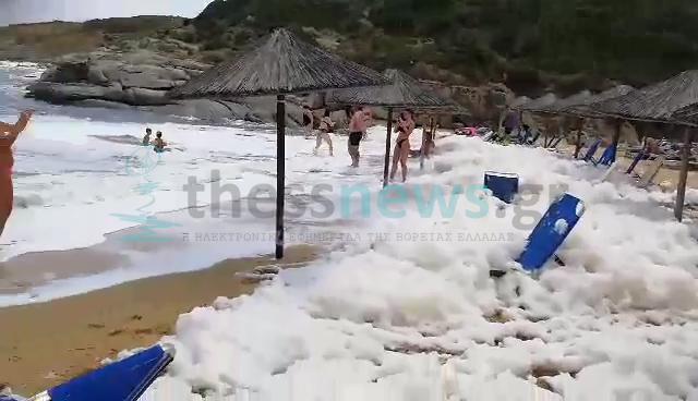 Αφροί σε παραλία στην Χαλκιδική