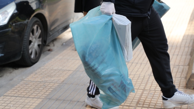 Σακούλες με ξύλα