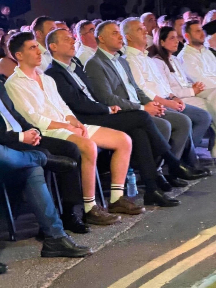 Ο Φειδίας Παναγιώτου με σορτς στην εκδήλωση