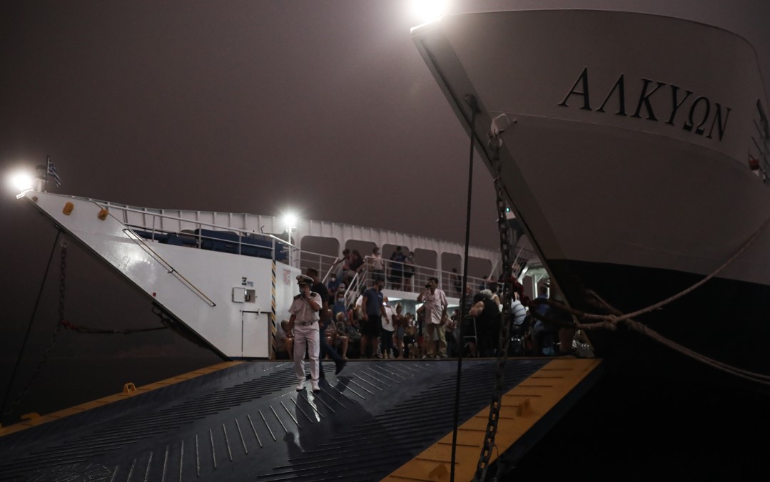 Το ferry boat απομακρύνει πολίτες από φωτιά 