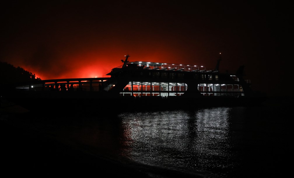 To ferry boat απομακρύνει πολίτες 