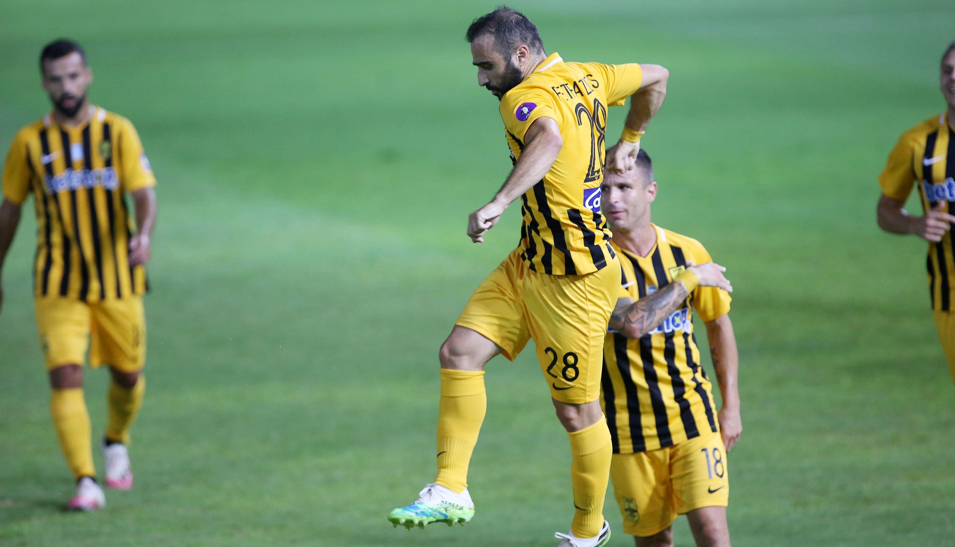 Ο Φετφατζίδης πανηγυρίζει γκολ του με τον Αρη επί του ΟΦΗ