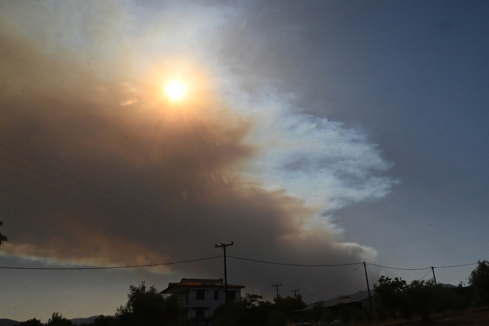 Ο καπνός από τη φωτιά από το Φενεό Κορινθίας έφτασε στην Αργολίδα