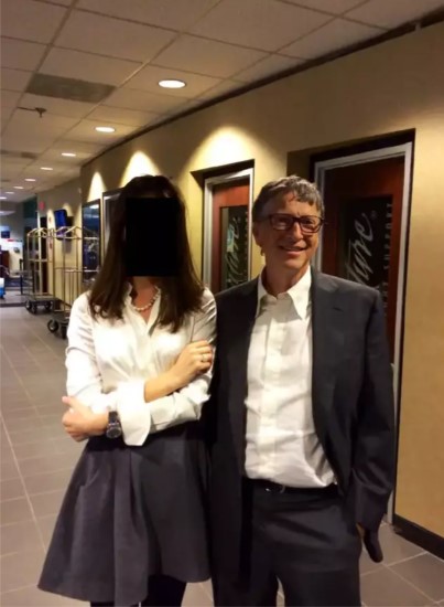 Ο Μπιλ Γκέιτς με μια κοπέλα