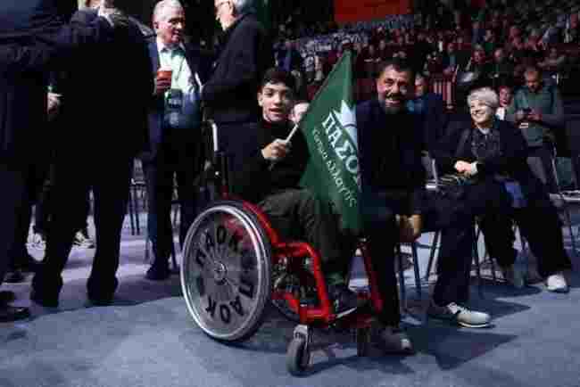 Ο μικρός Γιαννάκης στο συνέδριο του ΠΑΣΟΚ