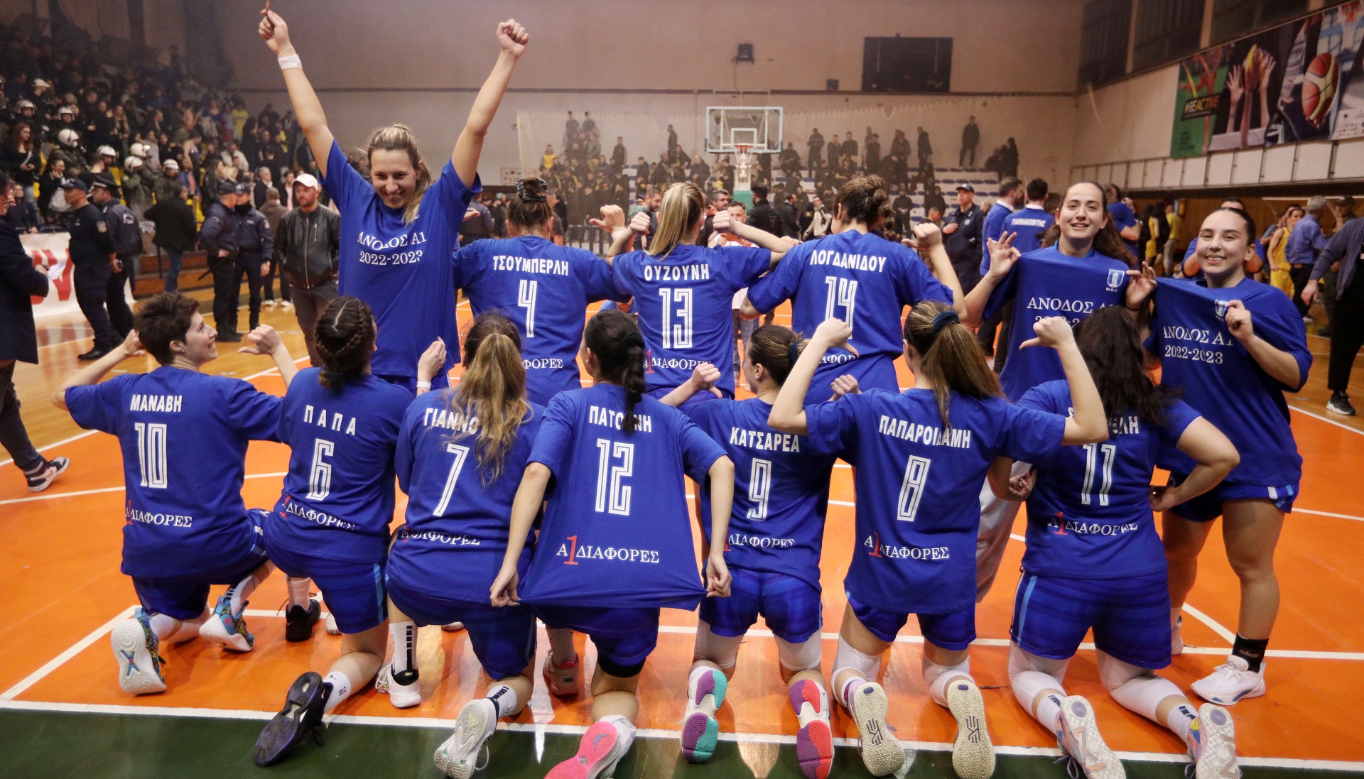 Οι μπασκετμπολίστριες του Ηρακλή πανηγυρίζουν την άνοδο στην Α1