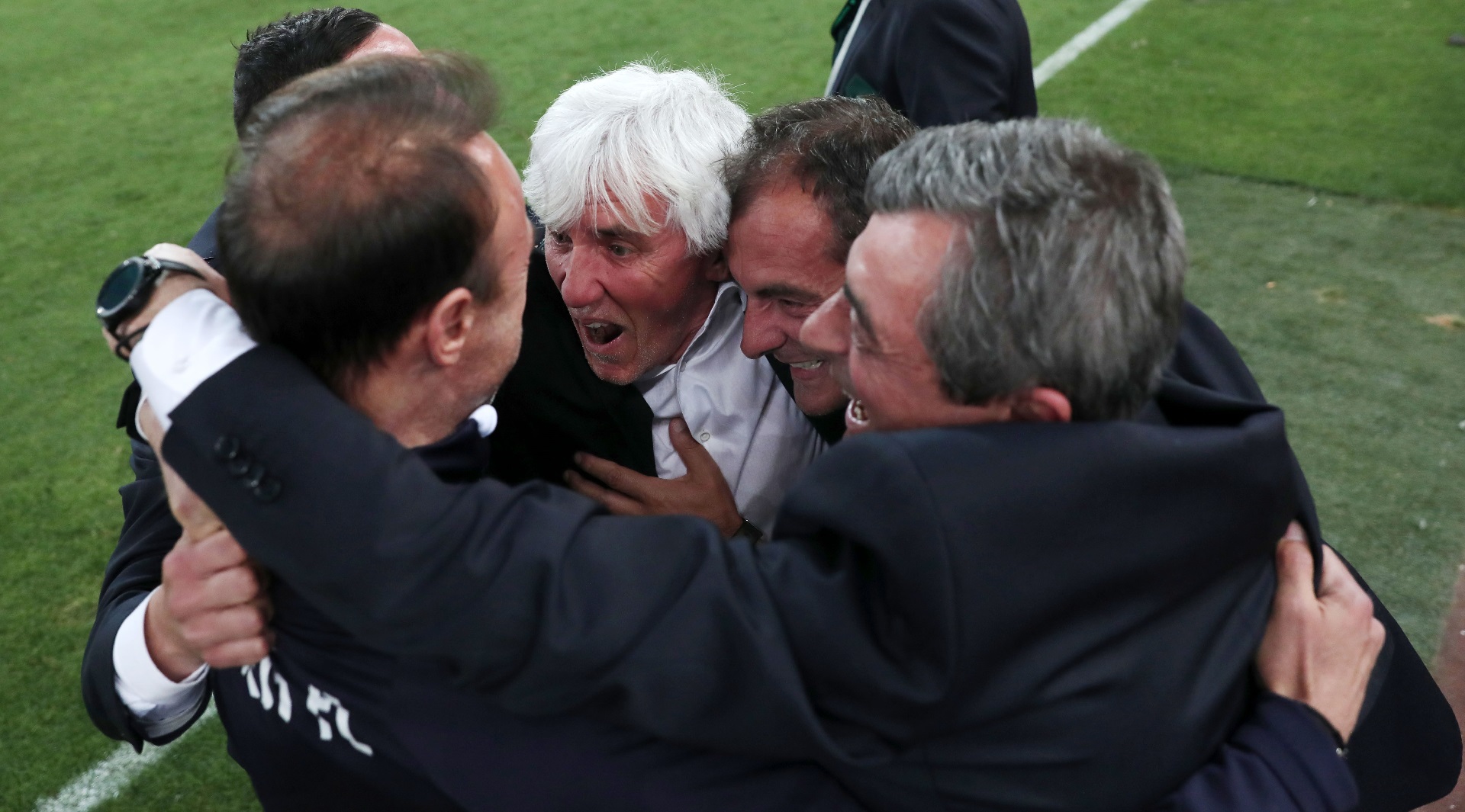 Ο Γιοβάνοβιτς πανηγυρίζει με τους συνεργάτες του στον τελικό Κυπέλλου