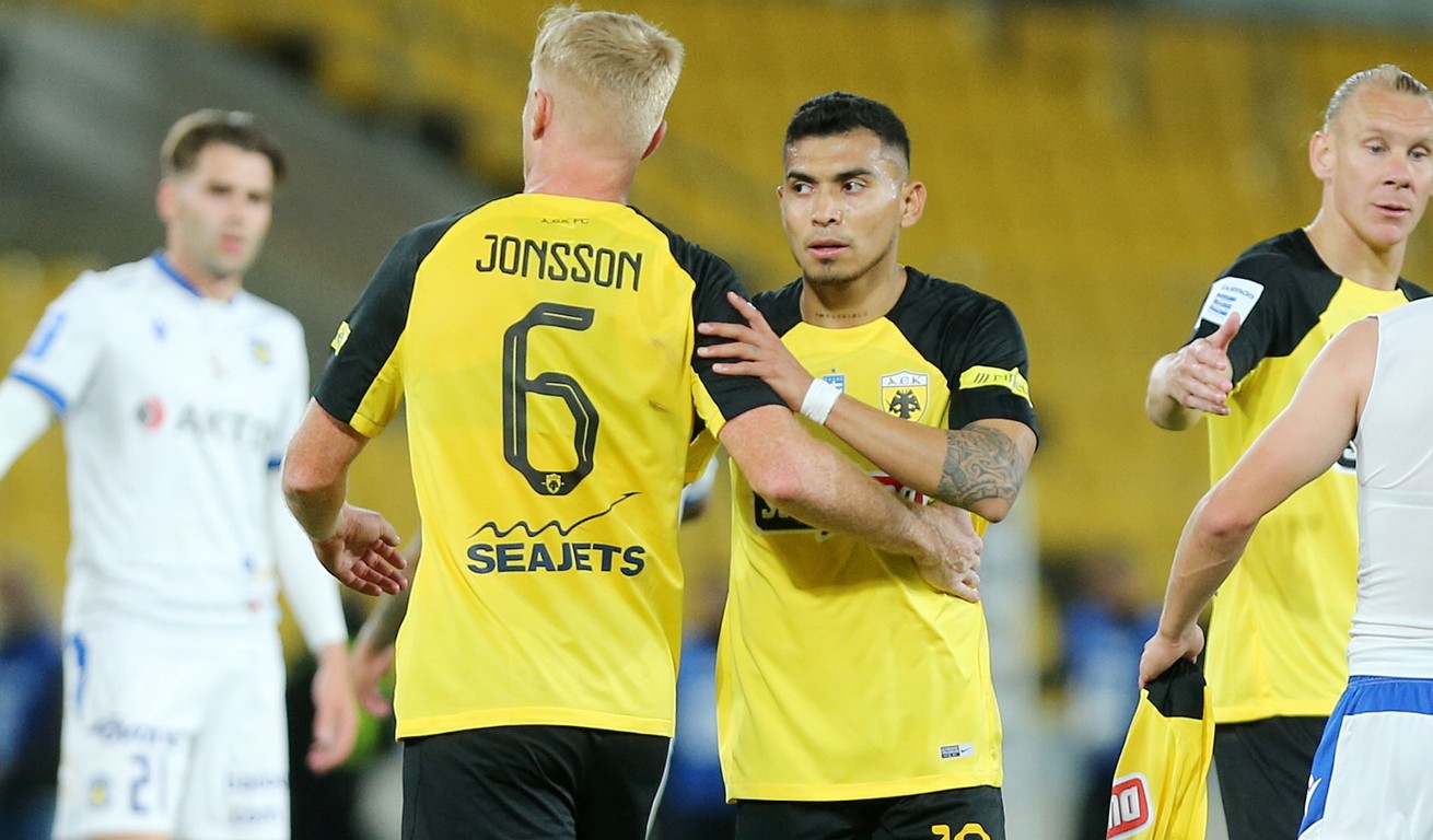 Ο Γιόνσον με τον Πινέδα στο ΑΕΚ-Αστέρας Τρίπολης