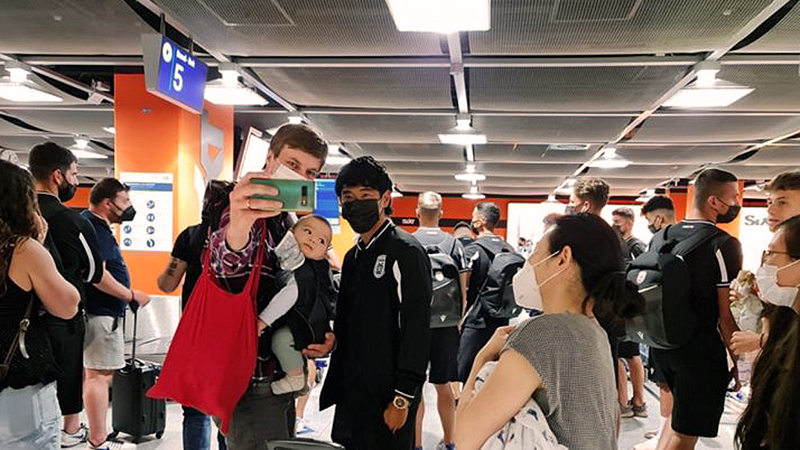 Στο αεροδρόμιο του Ντίσελντορφ γνώρισε εκδηλώσεις λατρείας από Γερμανούς και Ιάπωνες