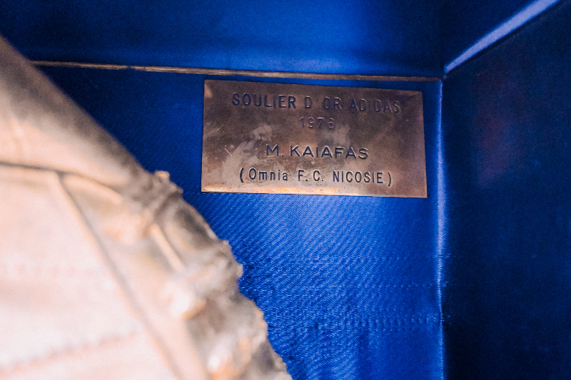 Το όνομα του Σωτήρη Καιάφα στο εσωτερικό της θήκης του χρυσού παπουτσιού.