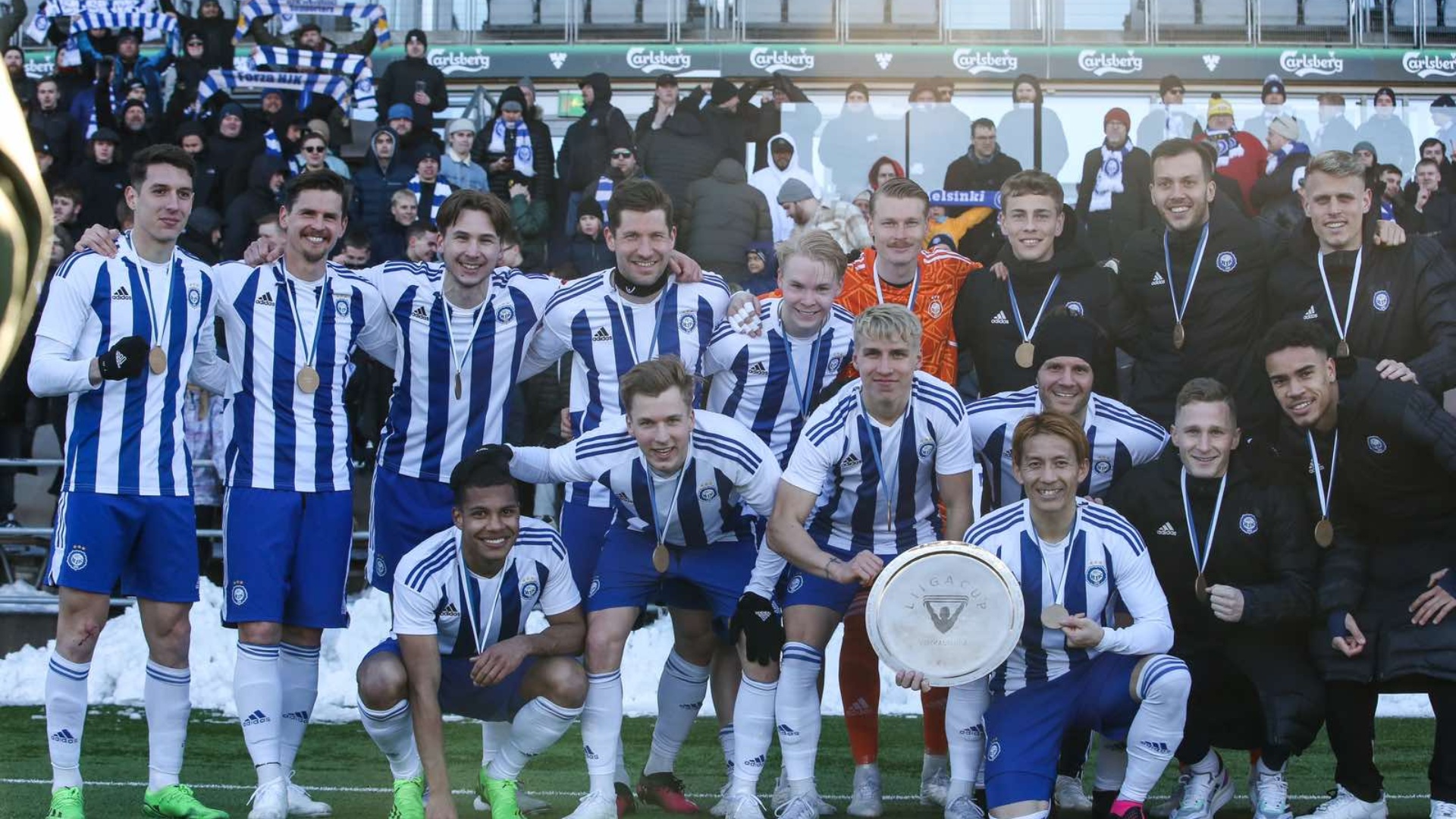 Η ομαδική φωτογράφιση των παικτών της Ελσίνκι με το League Cup
