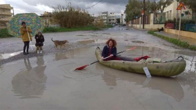 Γυναίκα με κανό στο δρόμο στο Ηράκλειο