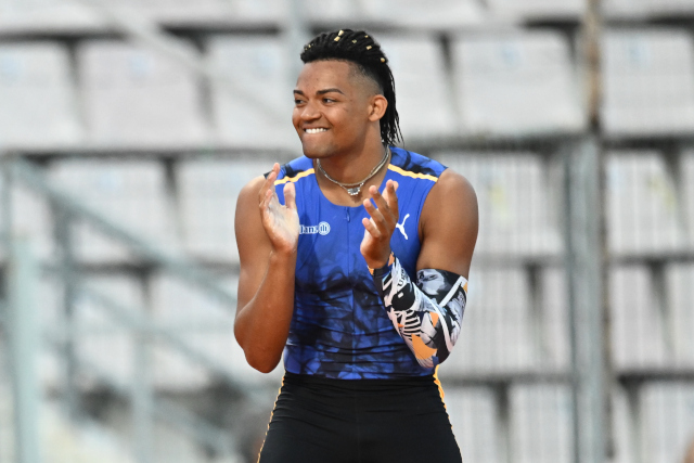 Ο Εμμανουήλ Καραλής χειροκροτά