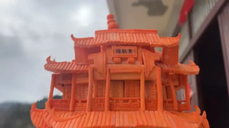 Έργο τέχνης από καρότο με τα δόντια