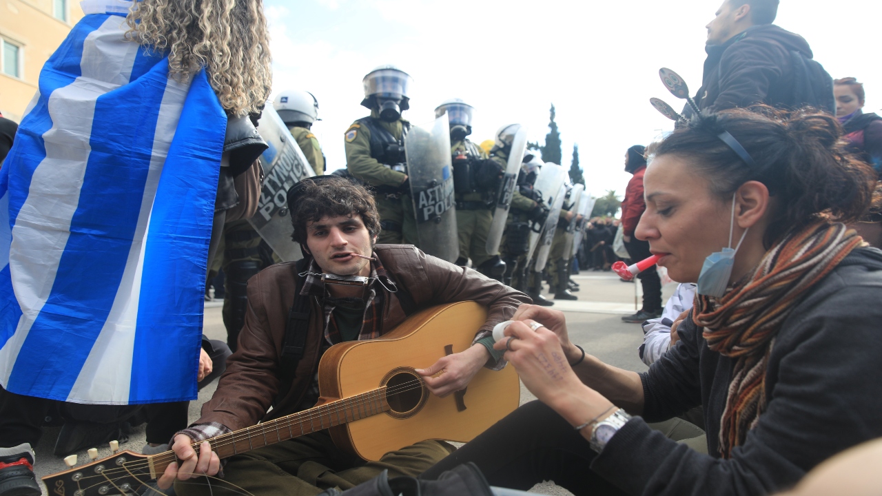 Κιθαρίστας παίζει κατά τη διάρκεια των επεισοδίων