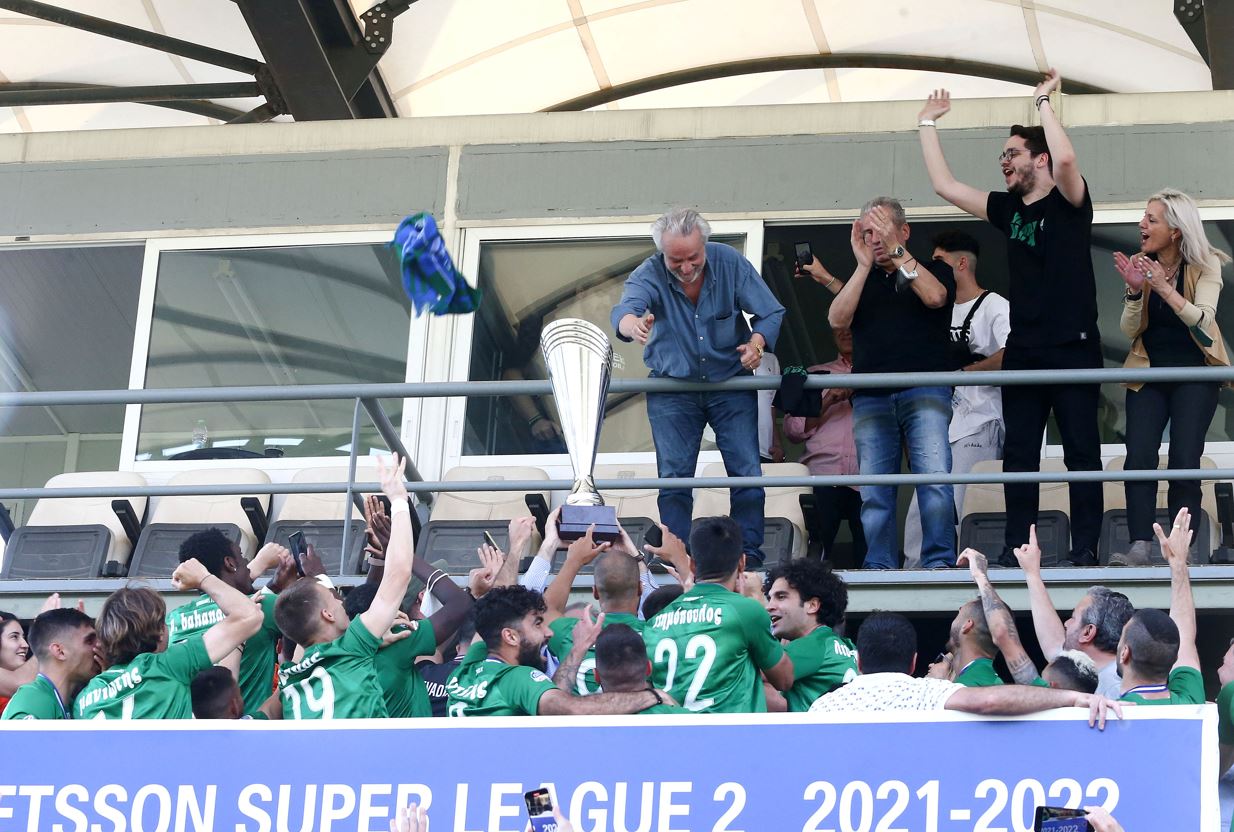 Ο Κομπότης με την κούπα