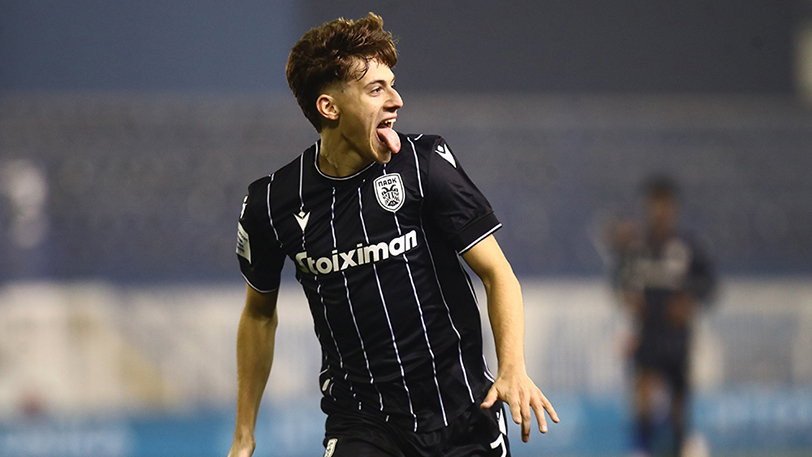 Ο Γιάννης Κωνσταντέλιας πανηγυρίζει το γκολ στο Περιστέρι