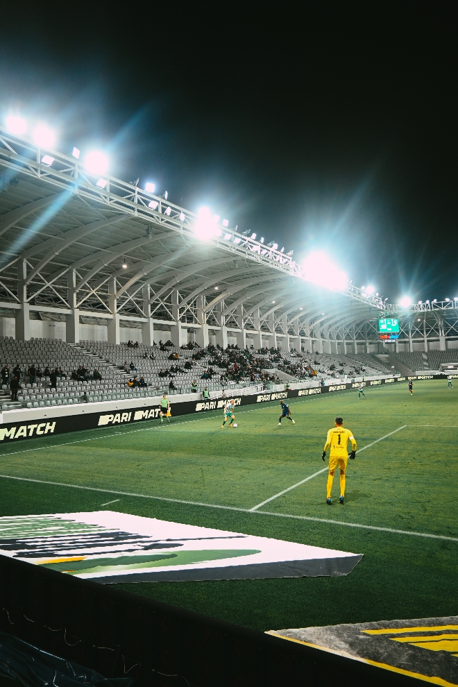 Η θέα του αγωνιστικού χώρου από τις κερκίδες είναι εντυπωσιακή.