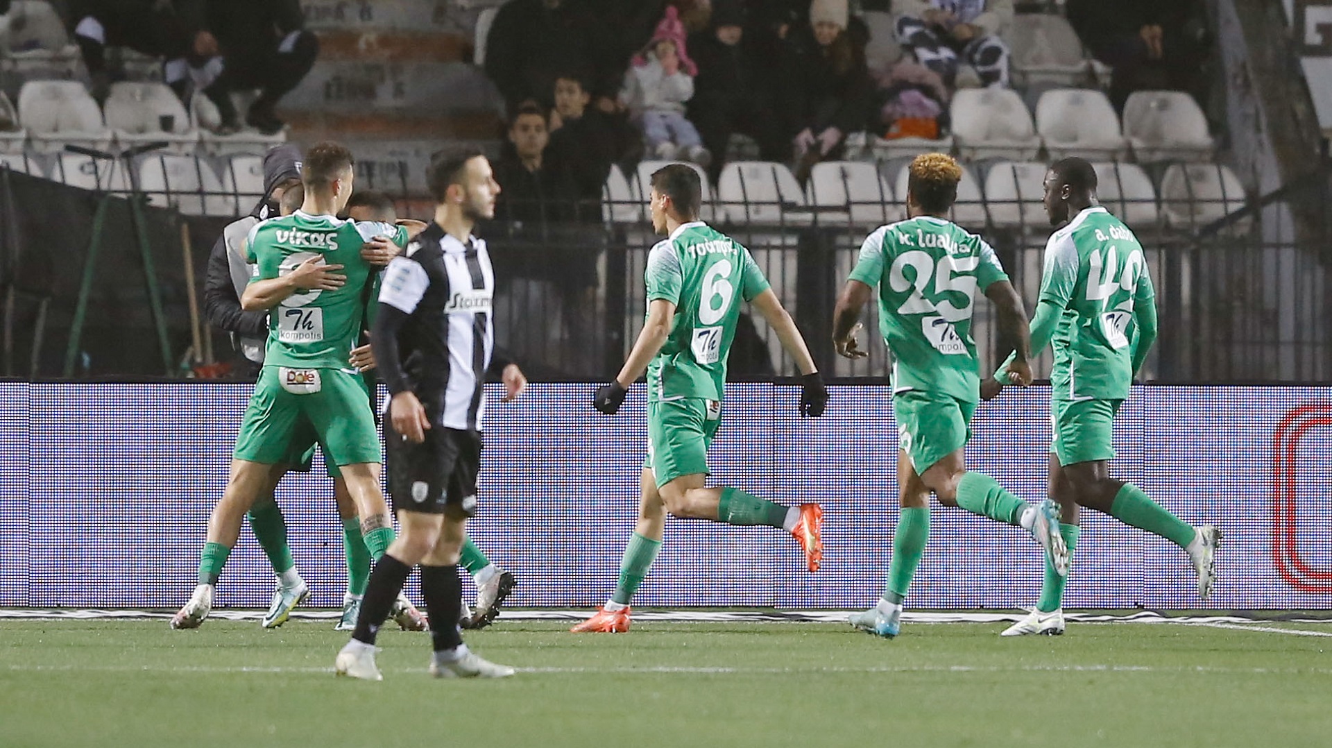 ΟΙ παίκτες του Λεβαδειακου πανηγυρίζουν στην Τούμπα